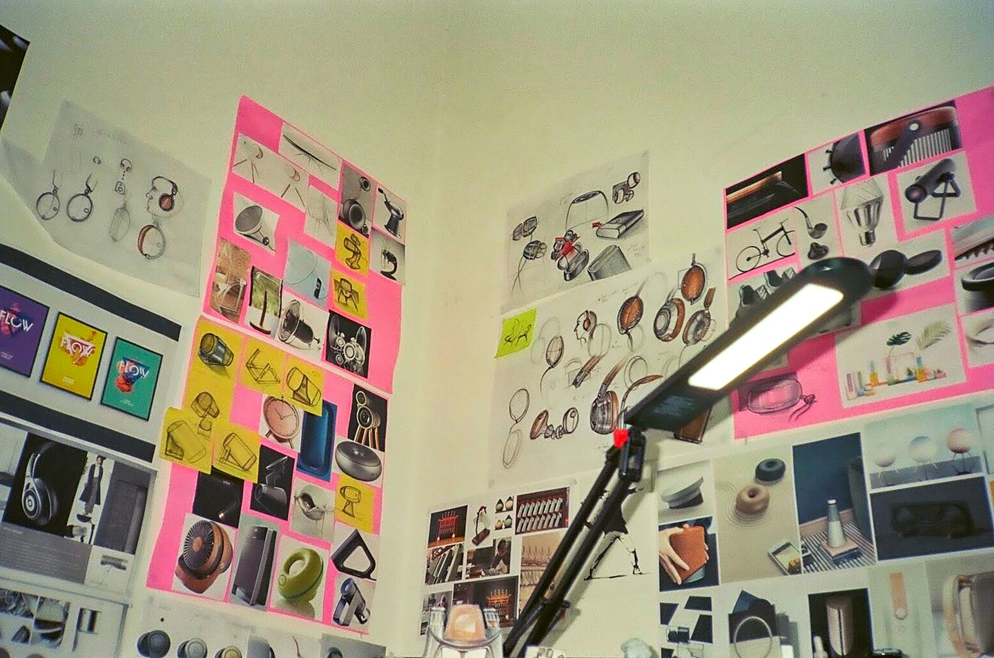 Ściana w studiu projektowym pokryta szkicami i wycinkami z moodboardu.